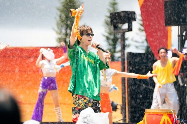 岩田剛典“びしょ濡れ”で熱唱 ジャングリア沖縄でアーティスト初の