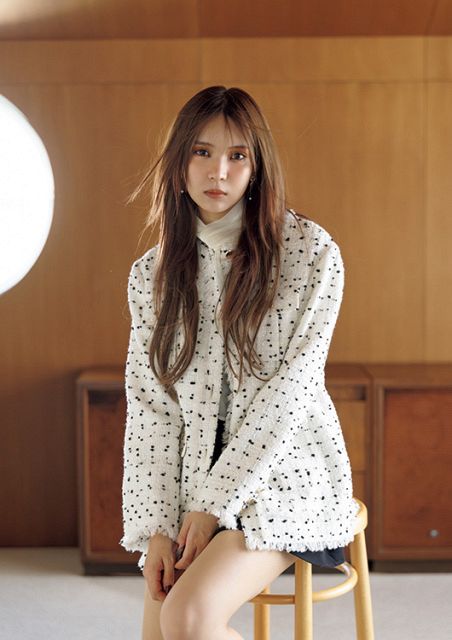 小林由依、レースワンピ姿で『andGIRL』表紙に登場 ソロデビューへの