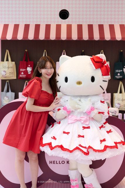 Her lip to×HELLO KITTY、ポップアップがオープン キティ＆小嶋陽菜の2