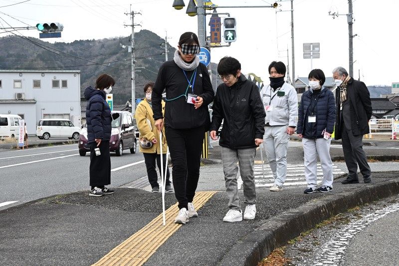 美作市職員ら白杖使った歩行体験 視覚障害者協会支部が開催:山陽新聞デジタル|さんデジ