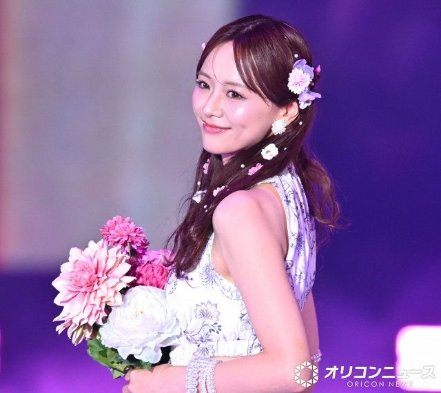 森香澄、花咲く華やかスタイルで魅了 “あざとくない”笑顔に視線集中