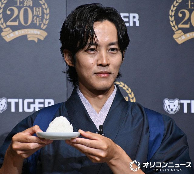 松坂桃李、着物姿で艶やかにおにぎり握る 口いっぱいにほお張り「これ