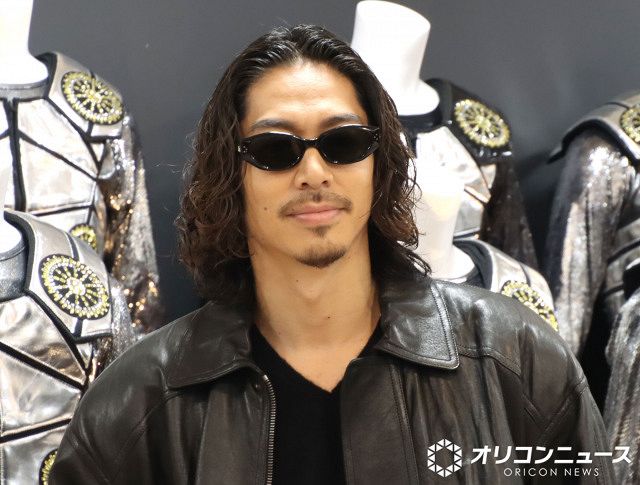 EXILE AKIRA クッション レア 実写 EXILE AKIRA、”170体以上”歴代衣装前に感慨「EXILEマンになるための