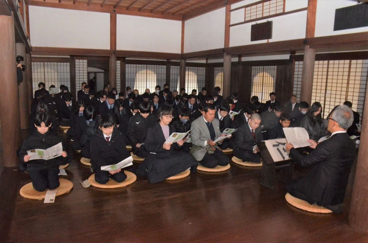 論語朗誦し新年の誓い　備前・旧閑谷学校「読初の儀」