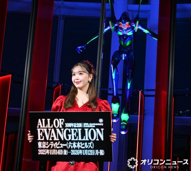 藤田ニコル、エヴァ初号機の前に“アスカ”イメージの衣装で登場