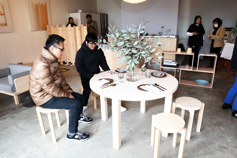 美作地域産の木材家具を常設展示 津山にショールームオープン：山陽