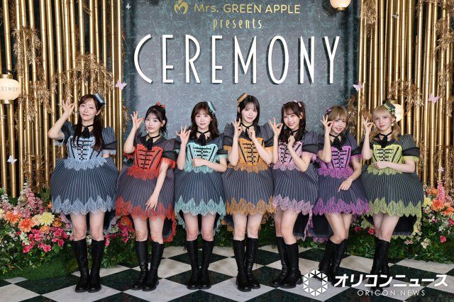 FRUITS ZIPPER、シックな色合いにフリル合わせた“フォーマル”衣装で