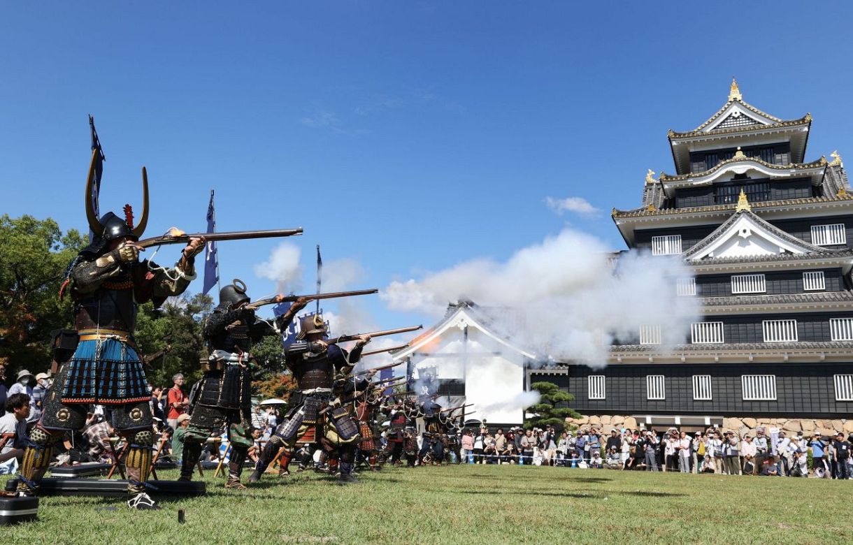 「秋のおかやま桃太郎まつり」「集え！岡山城」開幕　甲冑の鉄砲隊迫力満点の演武　 郷土のグルメや武将ショーも　