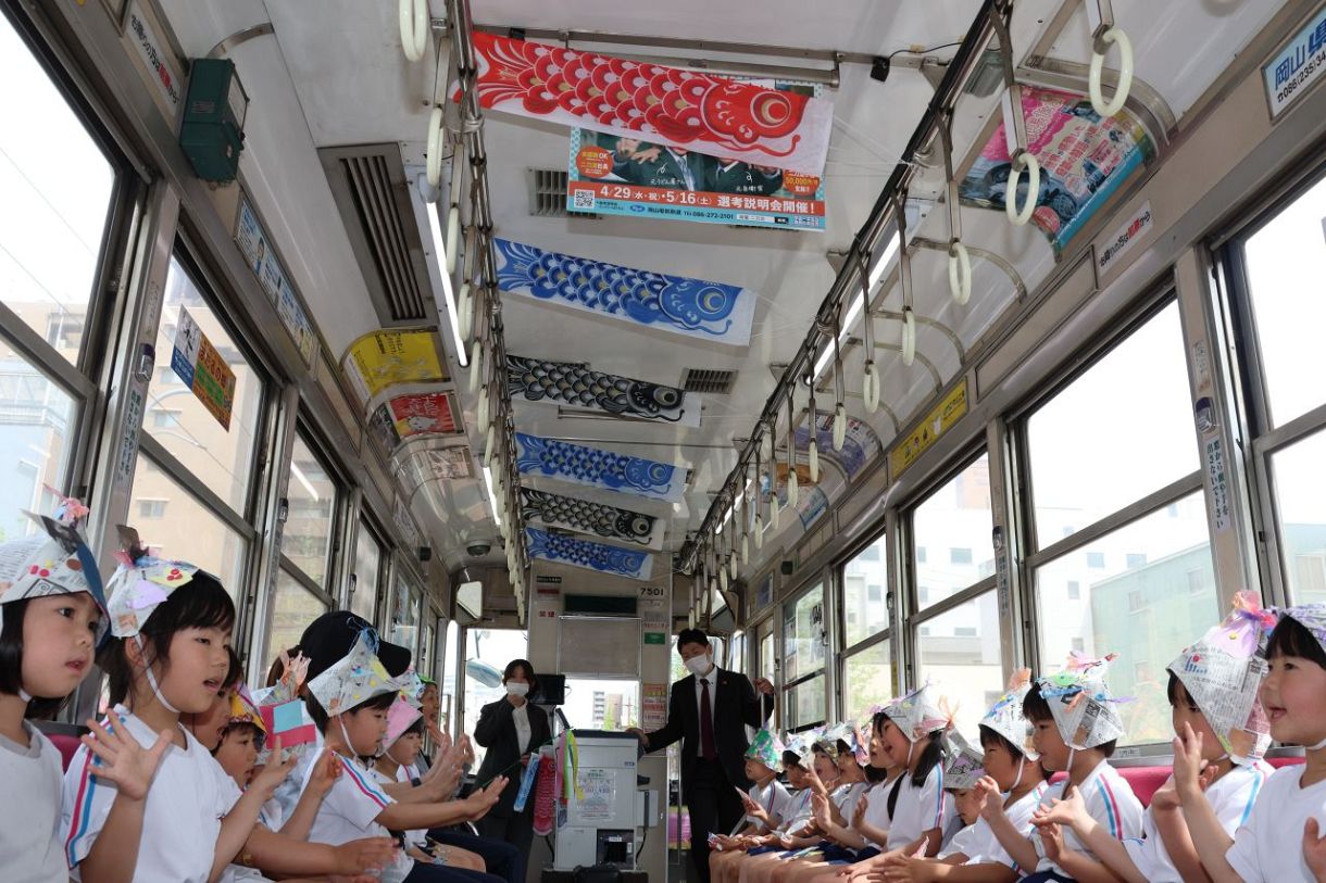 電車に揺られ〝泳ぐ〟姿楽しんで　こいのぼり電車運行 岡山電気軌道