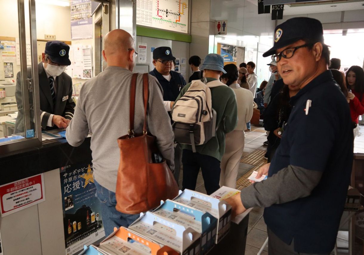 井原鉄道が制帽をデニム製に刷新 駅員が接客時着用、地場産品PR