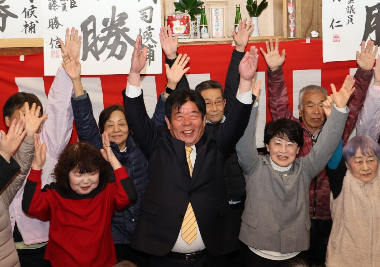 美作市長選 萩原氏が５選　安東氏との一騎打ち制す