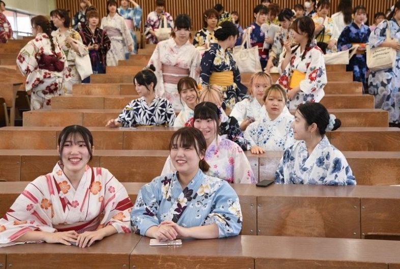 涼しげに華やかに「浴衣登校」 七夕ちなみ美作大・短期大学部生：山陽