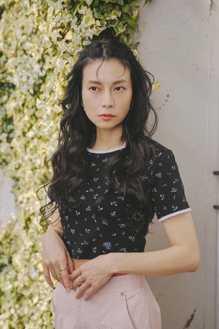 美品☆柴咲コウ☆MES VACANCES ミヴァコンス☆ケーブルフリルニット 柴咲コウ、美へそチラリ ファッションブランド新作を華麗にまとう
