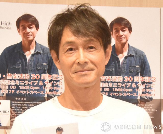 56歳・吉田栄作“白T”の原点を告白 衝撃の事実も「普段はなるべく違う色