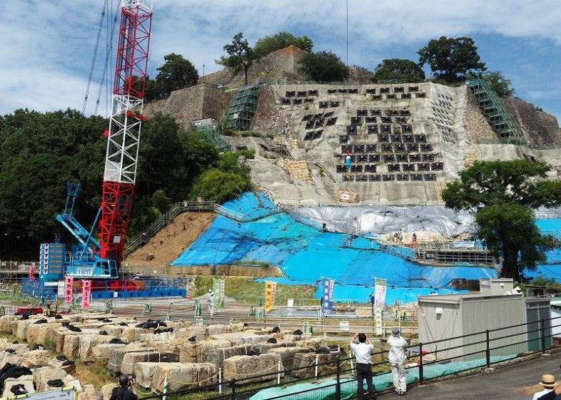 丸亀城石垣 積み上げ作業始まる 豪雨で崩落、28年3月末完了：山陽