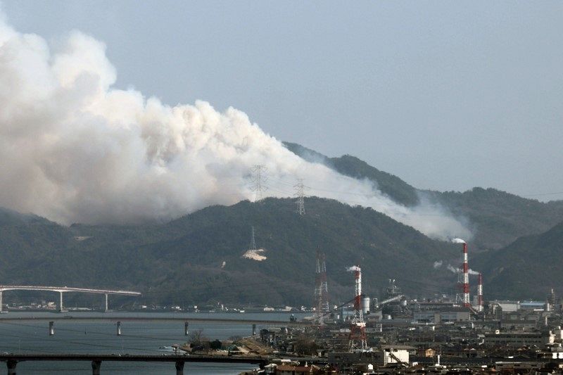 【第２報】山林火災 現在延焼続く　岡山 消防車１５台やヘリが消火中