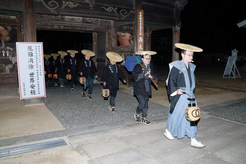 宝木の原木 道中無言で授かる　西大寺会陽 伝統のっとり往復