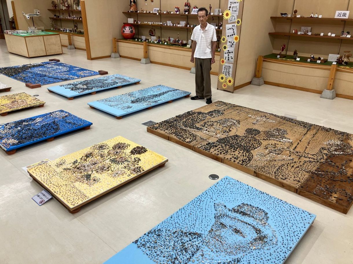ひまわりや星月夜 石でゴッホ描く 岡山・建部 三宅さんが個展：山陽