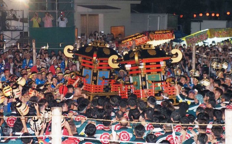 けんか神輿」境内に熱気と興奮 福山・素盞嗚神社 無病息災を祈願：山陽