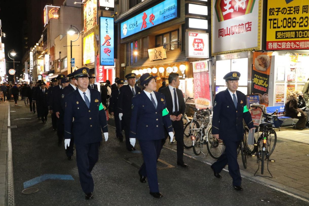 岡山県警が繁華街で一斉巡視　街頭犯罪抑止へ警察官８０人動員