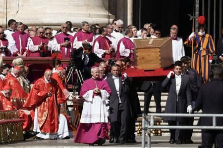 ローマ教皇葬儀、40万人が別れ 首脳参列、サンピエトロ広場で：山陽