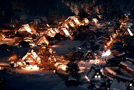 白川郷でライトアップ オレンジに浮かぶ深雪集落：山陽新聞