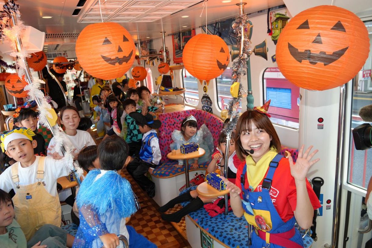 ハロウィーン仕様の路面電車　運行開始　３１日まで岡電