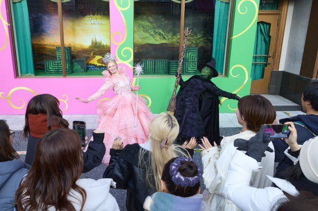 USJにエルファバ＆グリンダが出現 『ウィキッド 永遠の約束』セレブ