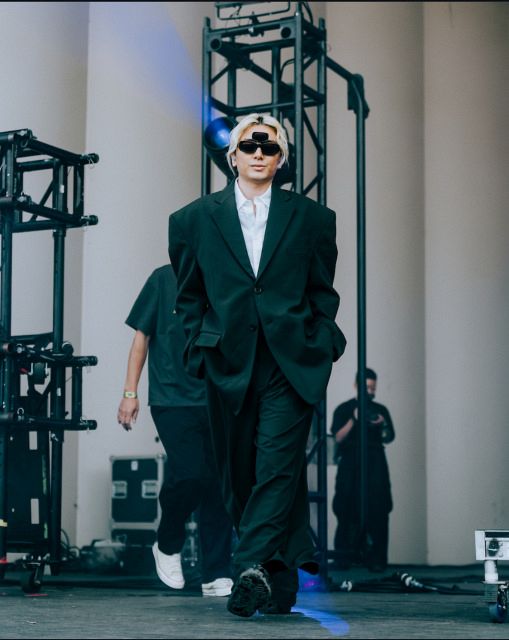 藤井風ダメージロンT (L) ＆スタジャン（M）＆帽子とサードアイサングラス 藤井 風の“三つ目”サングラス IDEASWAMの作品に反響：山陽新聞