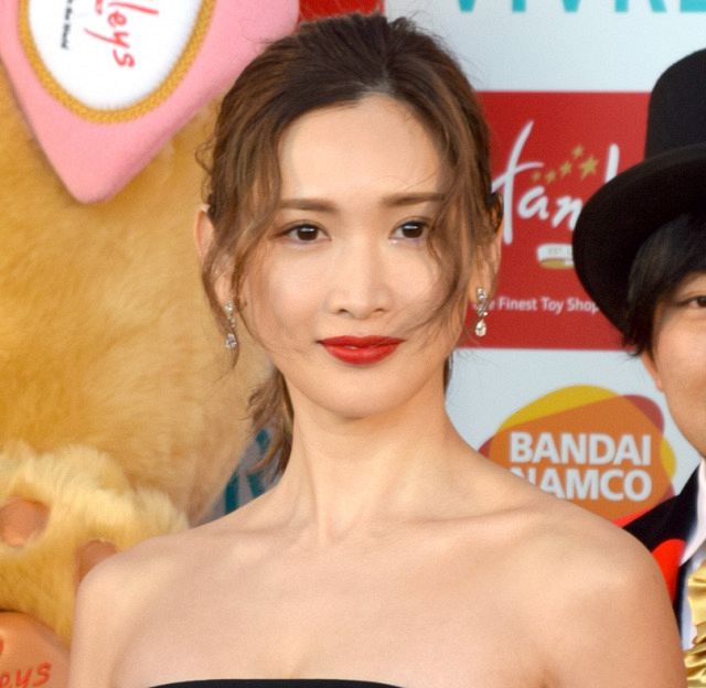 39歳・紗栄子、デコルテ輝くドレス姿公開 「お肌がツヤツヤ」「息を