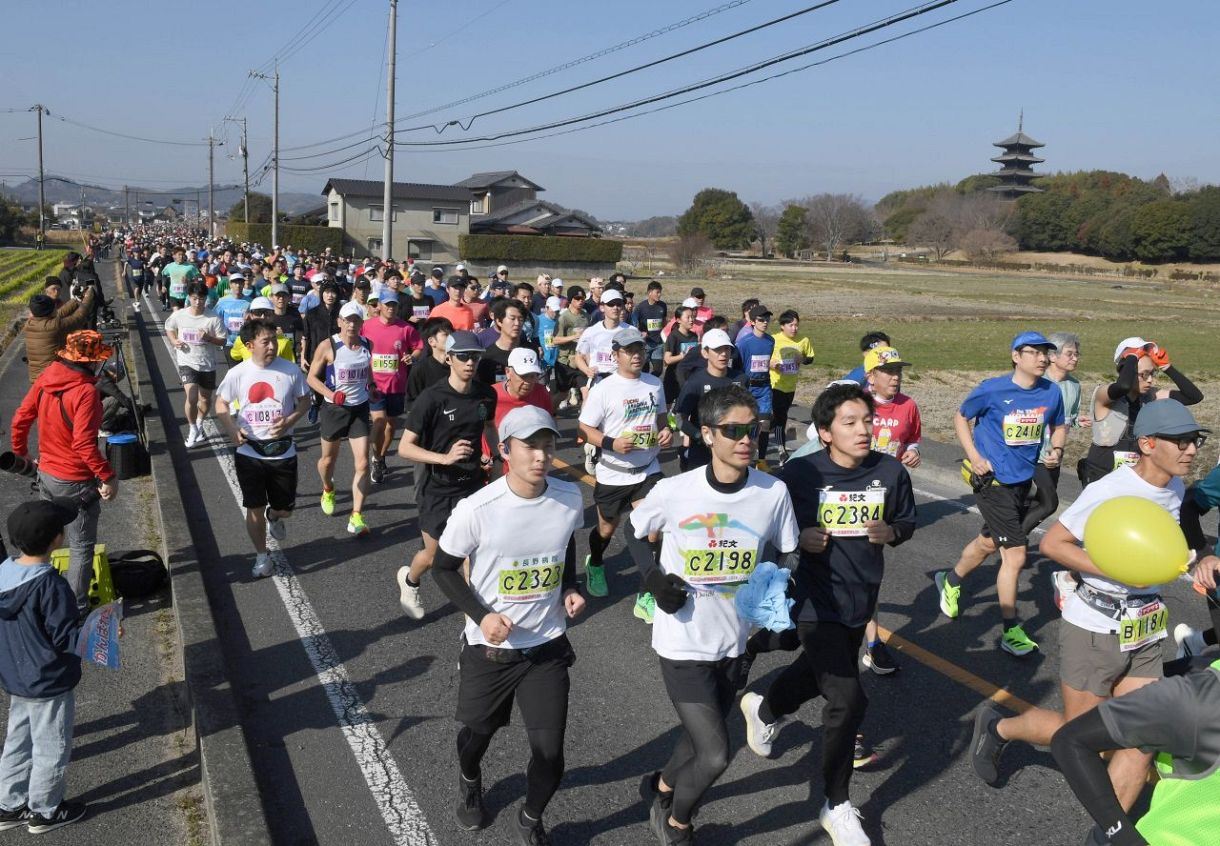 １.３万人 春の陽気に包まれ力走 そうじゃ吉備路マラソン　