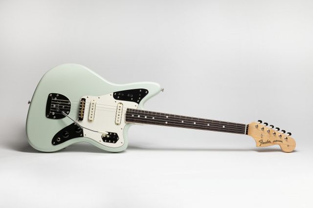 羊文学・塩塚モエカ、初のフェンダーシグネイチャーギター発売