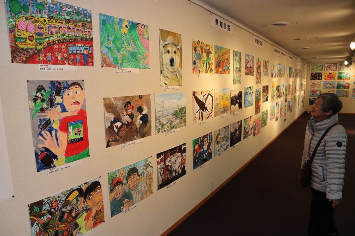 風景や思い出 生き生きと表現　岡山県児童生徒絵画展開幕