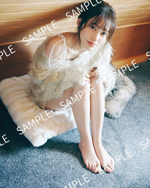 櫻坂46松田里奈が上目づかい…すらり美脚 1st写真集の封入特典ショット