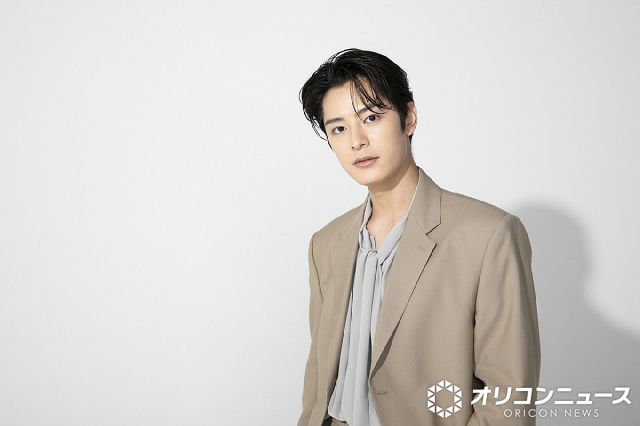 塩野瑛久、“恋人”と制服姿での2ショット 30歳＆27歳が演じる“高校生