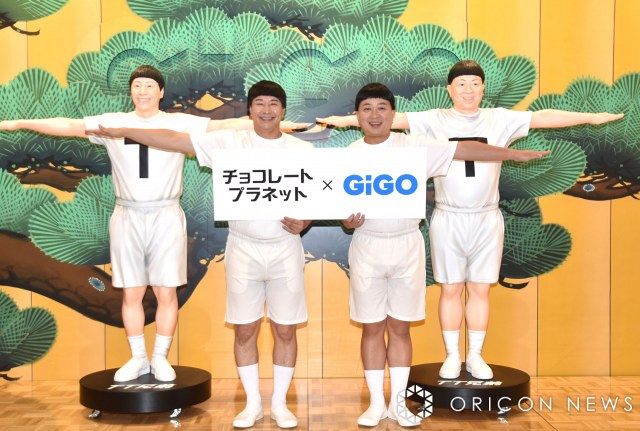 チョコレートプラネット、等身大フィギュアをお披露目 大興奮で