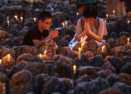 ろうそくともし無縁仏弔う 化野念仏寺で千灯供養：山陽新聞デジタル