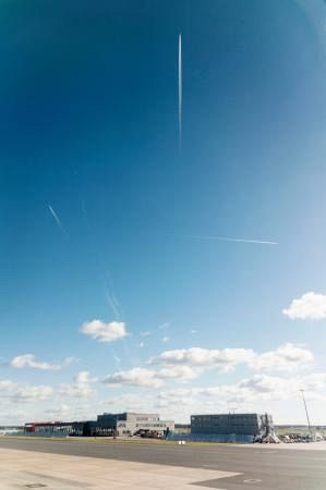 オーダー用生地サンプル   飛行機と雲 世界の街から】飛行機雲：山陽新聞デジタル｜さんデジ