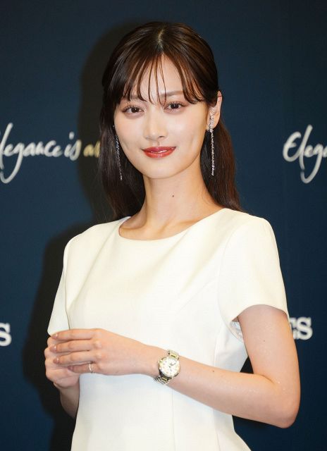 山下美月、腕時計に58粒のダイヤ輝く 無垢な純白ワンピースを大人の