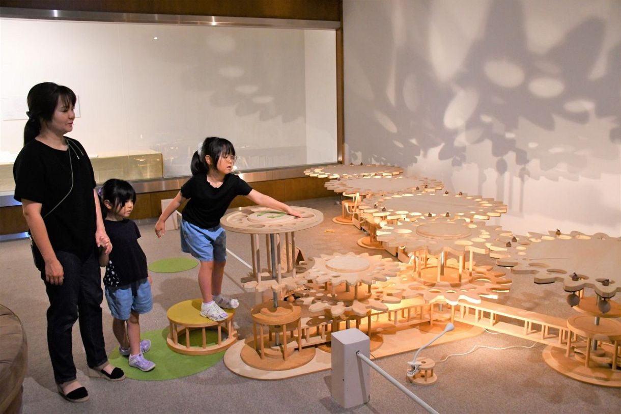 歯車のオルゴールなど木製作品に触れて 新見美術館で木工作家つちや