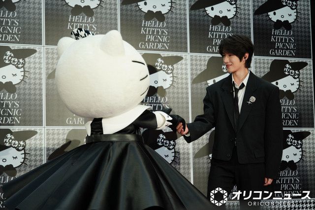 TOMORROW X TOGETHER・BEOMGYU、ハローキティをエスコート ボディ