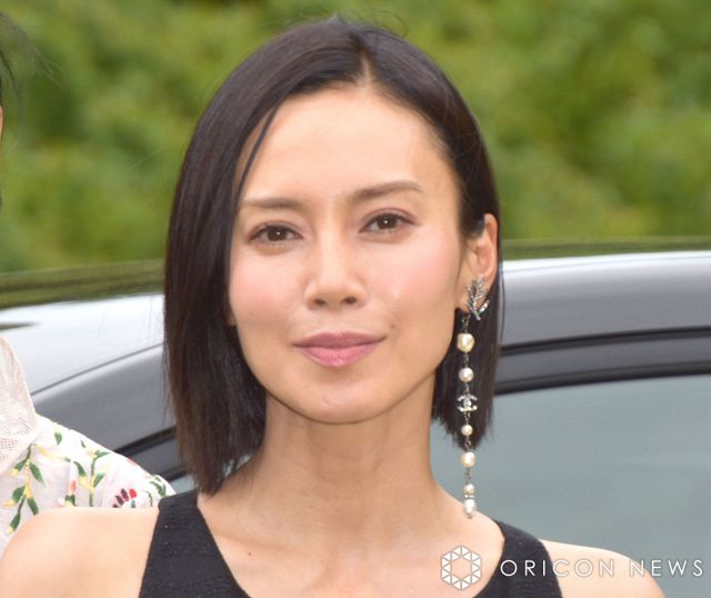 中谷美紀、13歳継娘の近影を紹介 庭の野草を摘む姿に「映画のワン