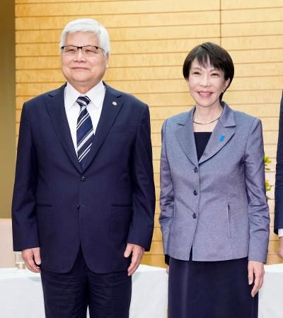 　ＴＳＭＣの魏哲家会長兼ＣＥＯ（左）と写真に納まる高市首相＝５日午前、首相官邸