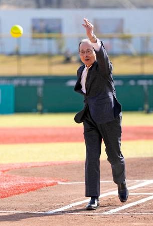 王会長、ソフトボール「重い」 JDリーグ決勝で始球式：山陽新聞