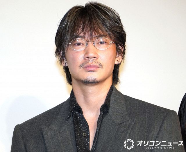 俳優・綾野剛さん『牙を抜かれた男達が化粧をする時代』インタビュー