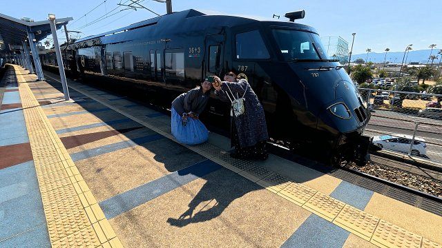 仲良し俳優”常盤貴子＆石田ひかり、豪華観光列車＆レストラン電車に