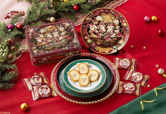 東京ばな奈の2025クリスマス限定缶 キラキラの飾りつけにいそしむ