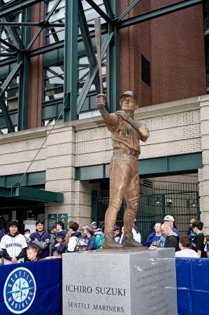 イチローさん、引退試合前日のシアトル地元新聞記事 イチローさん銅像が完成 シアトルの本拠地で除幕式：山陽新聞デジタル