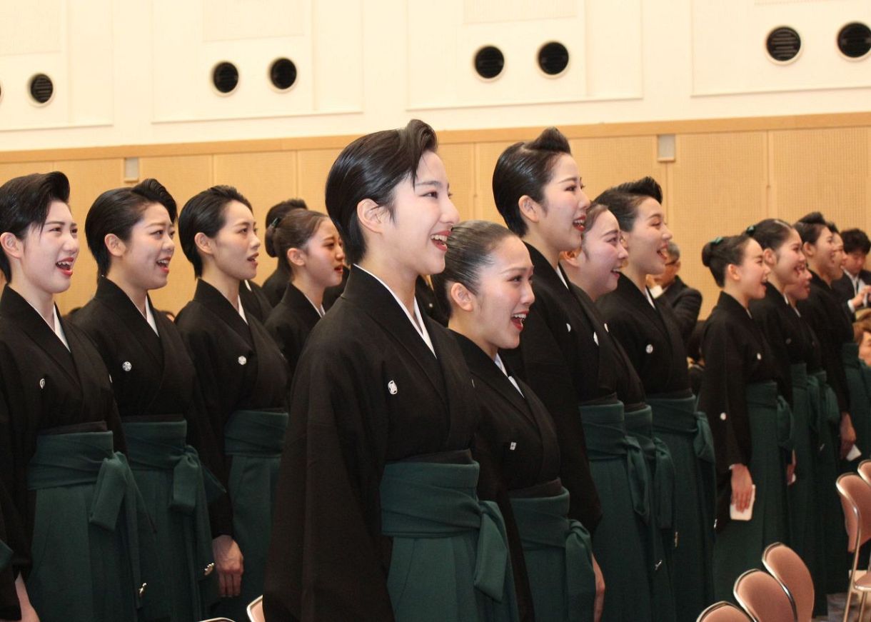 タカラジェンヌとしてスタート 松嵜さん（福山）ら40人 宝塚音楽学校