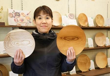 里山整備で放置された伐採木、食器に 父の背中に学び、虫食い跡も